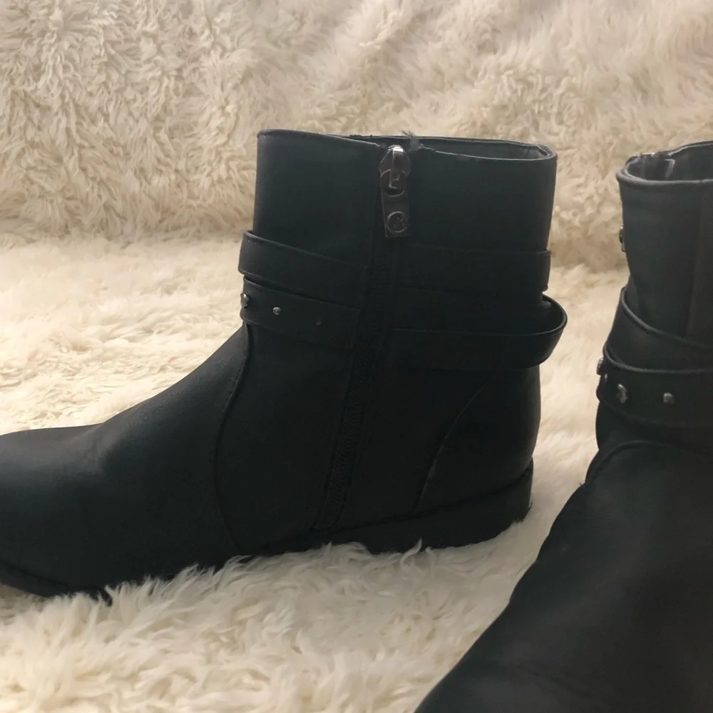 𝅺michael Kors buckle bootie